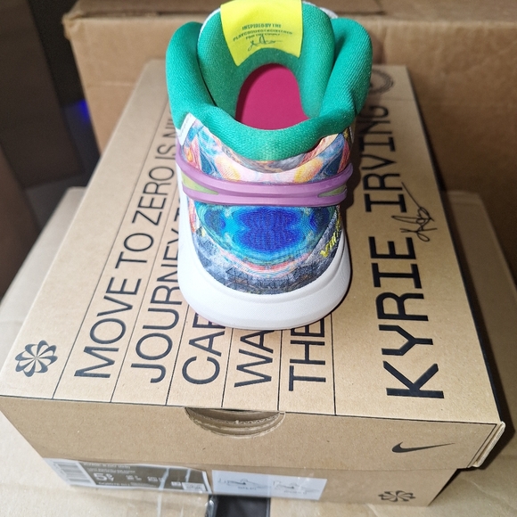 Nike Kyrie 8 GO (GS) Light Bone with yellow strike.  NWB in a youth size 5.5, 6 - Picture 5 of 10